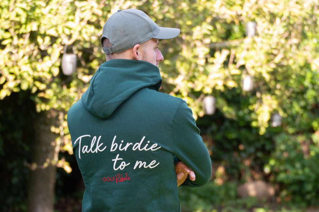 GolfRebels Talk Birdie to Me golf hoodie heren Masters Green – oversized vintage pasvorm met GolfRebels logo, gedragen buiten