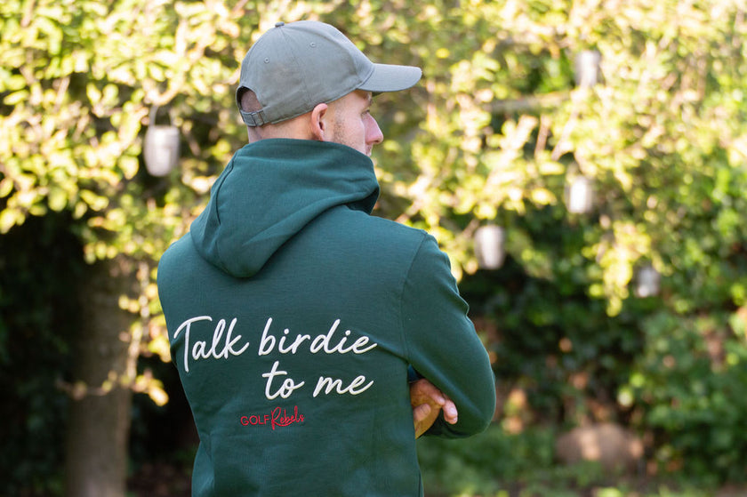 GolfRebels Talk Birdie to Me golf hoodie heren Masters Green – oversized vintage pasvorm met GolfRebels logo, gedragen buiten
