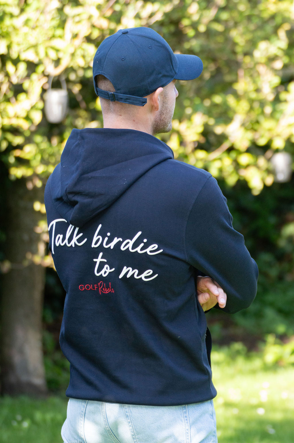 GolfRebels Talk Birdie to Me golf hoodie heren Night Blue – oversized vintage pasvorm met GolfRebels logo, gedragen buiten