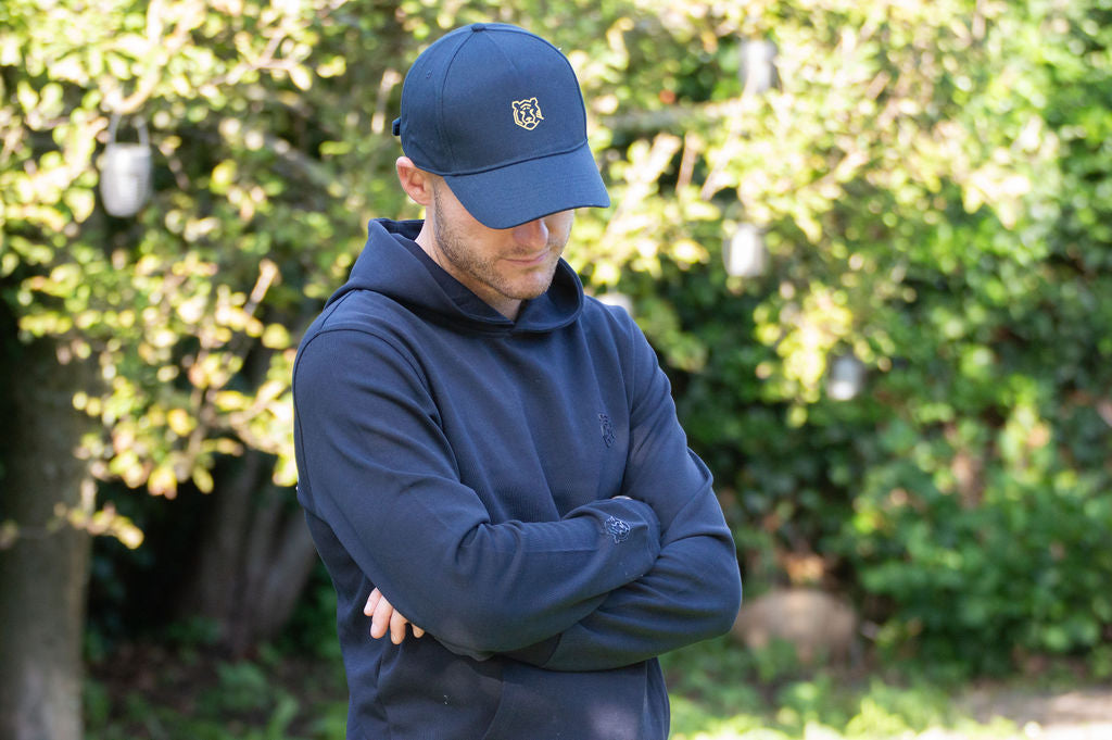 GolfRebels Talk Birdie to Me golf hoodie heren Night Blue – oversized vintage pasvorm met GolfRebels logo, gedragen buiten