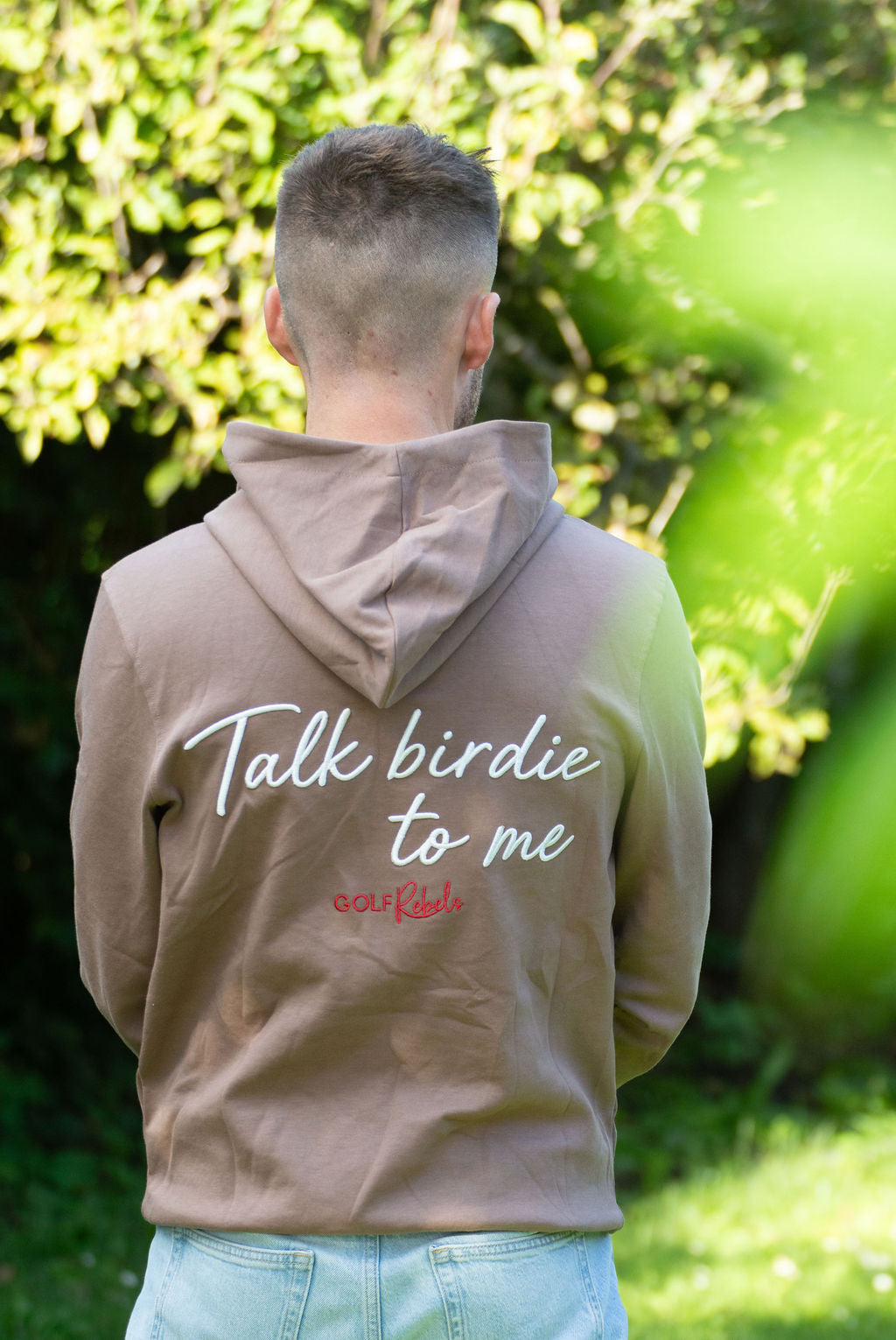 GolfRebels Talk Birdie to Me golf hoodie heren Terracotta – oversized vintage pasvorm met GolfRebels logo, gedragen buiten.