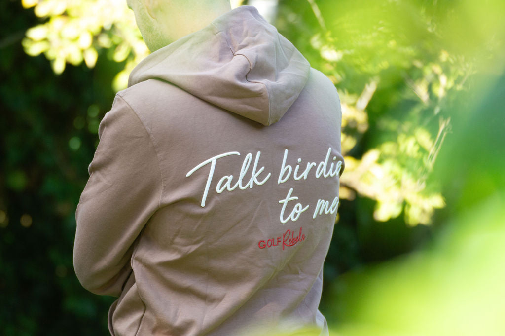 GolfRebels Talk Birdie to Me golf hoodie heren Terracotta – oversized vintage pasvorm met GolfRebels logo, gedragen buiten
