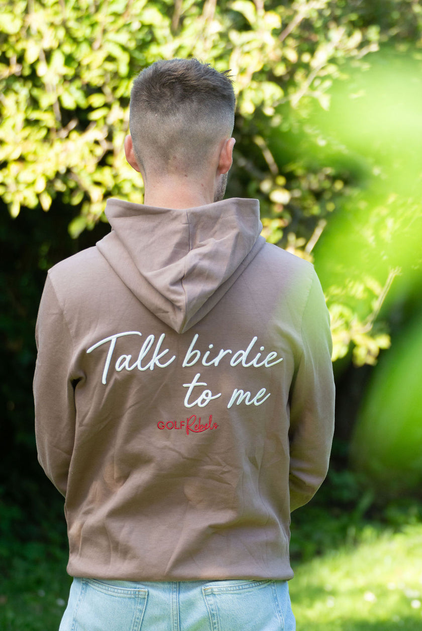 GolfRebels Talk Birdie to Me golf hoodie heren Terracotta – oversized vintage pasvorm met GolfRebels logo, gedragen buiten.