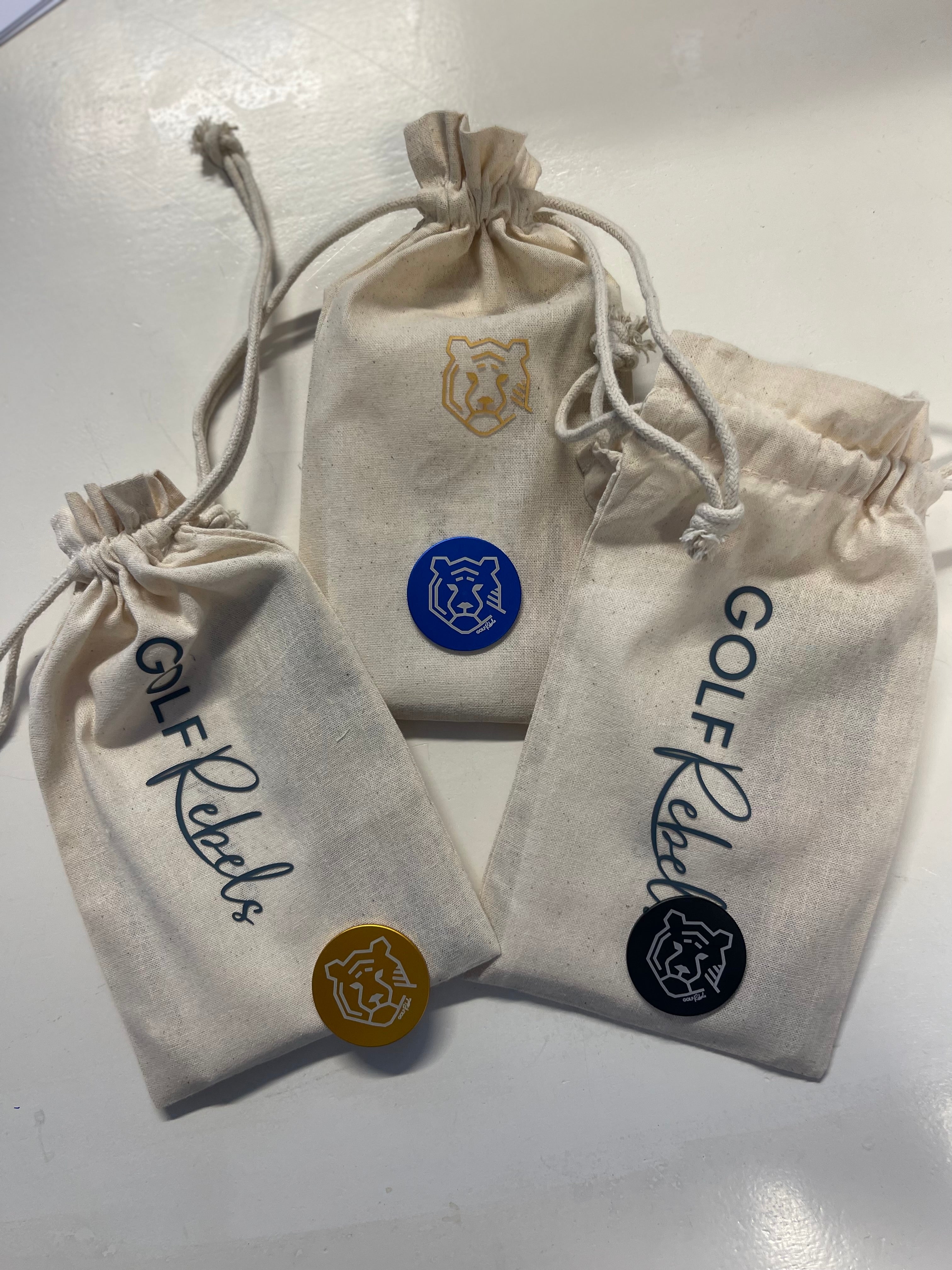Gepersonaliseerde ballmarker met 50 tees en tee-zakje