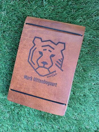 Handgemaakte Leren Scorecardhouder – Tour Model | Cognac