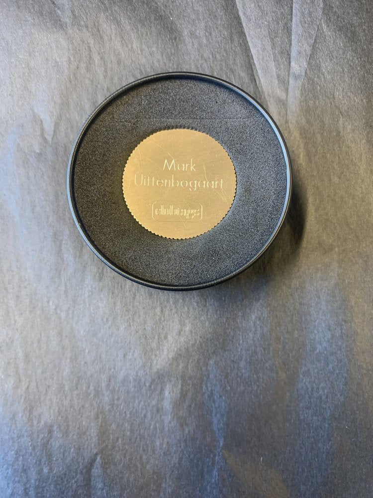 Personalisierter Ballmarker aus Messing mit Tiger-Logo aus Leder