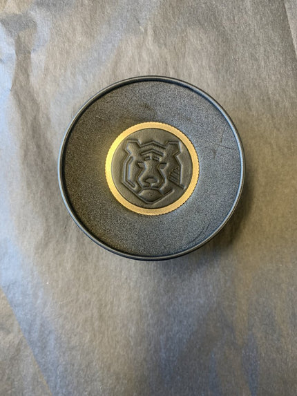Personalisierter Ballmarker aus Messing mit Tiger-Logo aus Leder