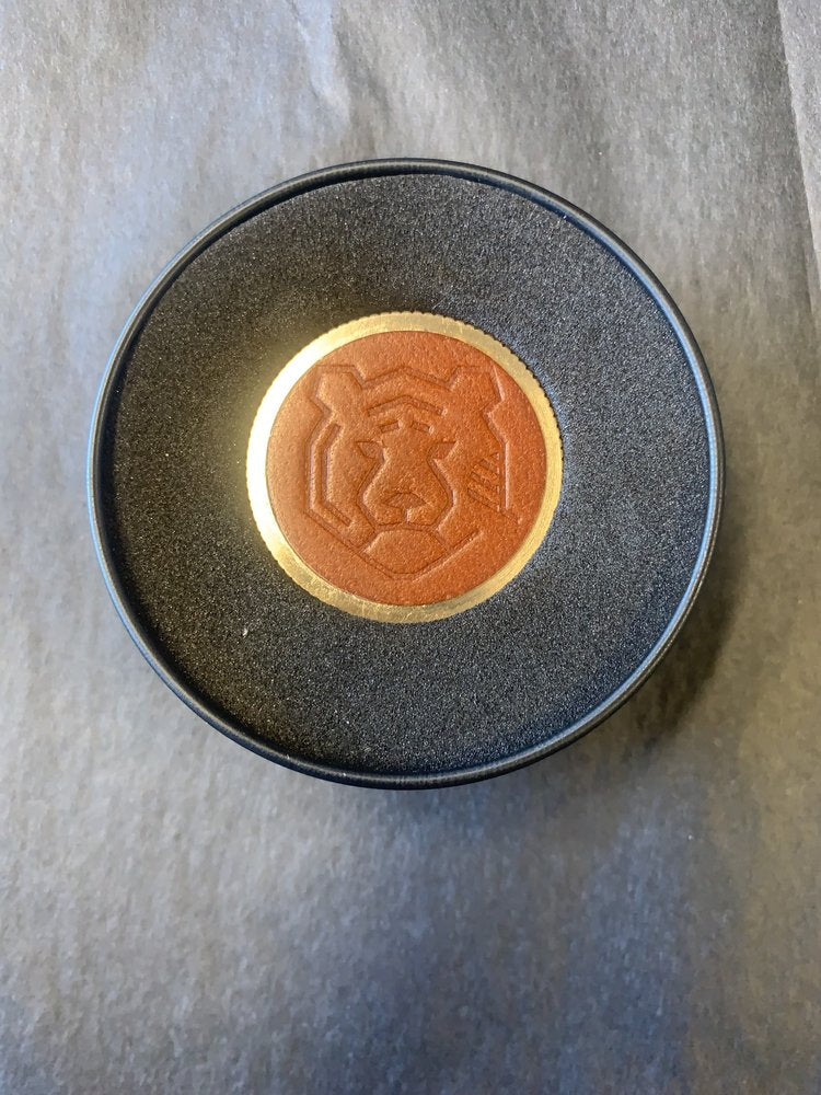 Personalisierter Ballmarker aus Messing mit Tiger-Logo aus Leder